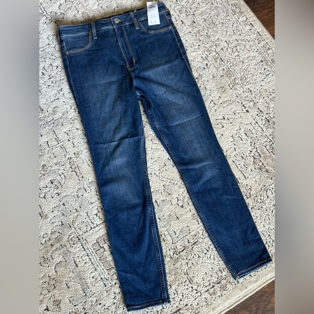 NWT Hollister Ultra High-Rise Jean Legging Size 11S!